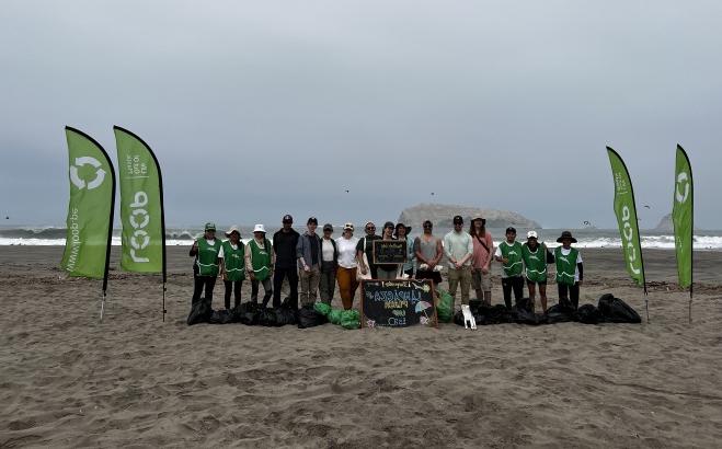 GIS在秘鲁清理海洋与LOOP组在海滩上拍摄